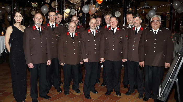 Direktorin Melanie Franke mit dem Team der Betriebsfeuerwehr