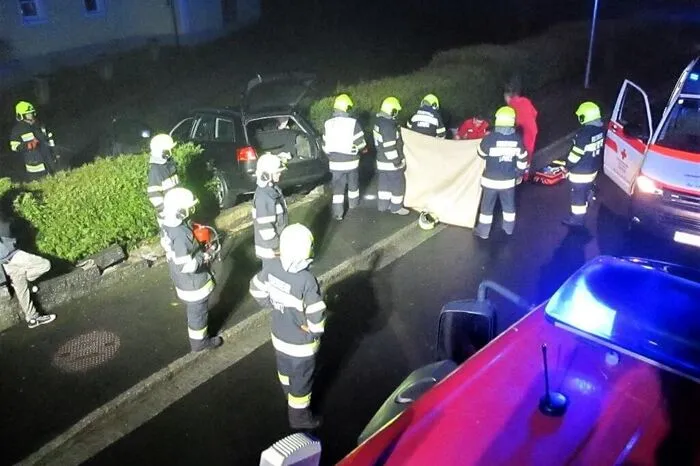 Der Verletzte wurde durch zwei Feuerwehrsanitäter und einen gleichzeitig mit der Feuerwehr eingetroffenen First Responder des Roten Kreuzes versorgt.