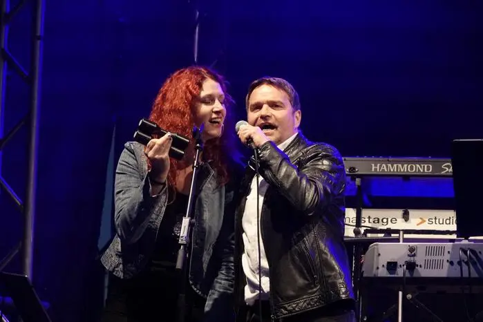 Gepflegte Popmusik zum Zuhören und Mitsingen, was Bürgermeister Günter Reichhold im Duett mit Martina Hofstadler gleich wörtlich nahm.