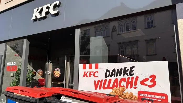 Ein Außenbereich einer KFC-Fastfoodkette mit Hinweisen darauf, dass die Filiale geschlossen wird.
