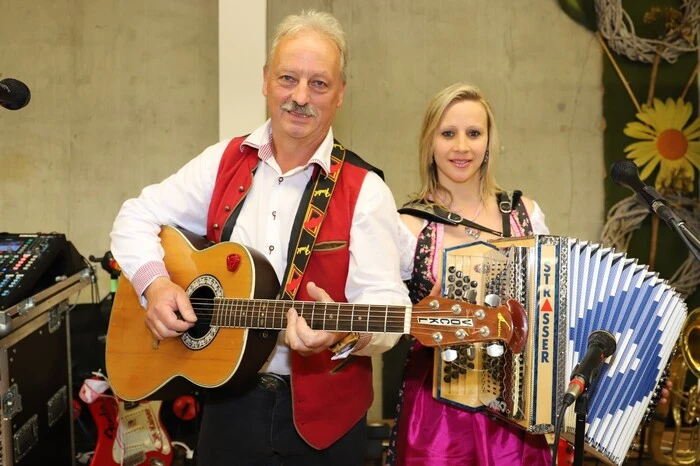 Beim anschließenden Oktoberfest wurde dann zur Musik von "Tanja &amp; Peter" ... 