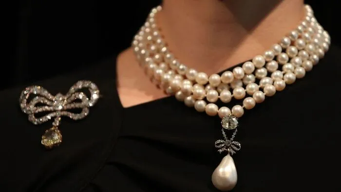 Ein mit Diamanten verzierter Perlen-Anhänger der einstigen französischen Königin Marie-Antoinette (1755-1793) ist für 28,1 Millionen Euro versteigert worden. Nach einem 14-minütigen Bieterwettstreit erhielt ein Mann in Genf den Zuschlag. 