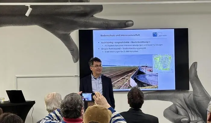 Raumplanungsexperte Arthur Kanonier gab einen kurzweiligen aber doch tiefblickenden Einblick in die Herausforderungen für die Zukunft