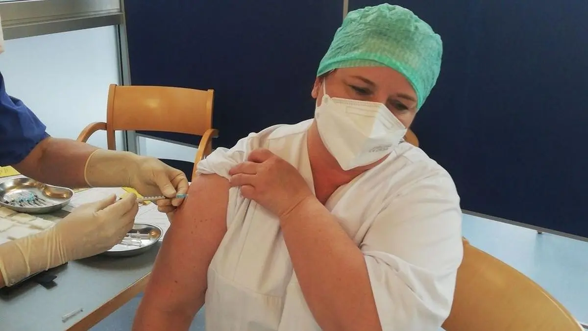 Betriebsrätin Tanja Hierzberger bei ihrer Impfung im LKH Weiz