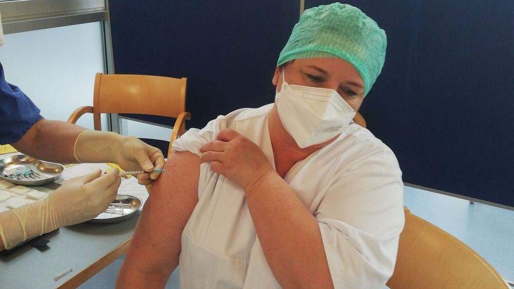 Betriebsrätin Tanja Hierzberger bei ihrer Impfung im LKH Weiz