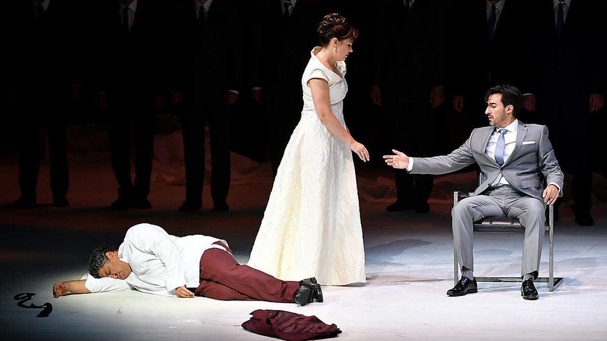 &quot;Simon&quot; in Salzburg: Luca Salsi, Marina Rebeka und Charles Castronovo in der Schlussszene, die zu den stärksten Passagen der Inszenierung zählt.