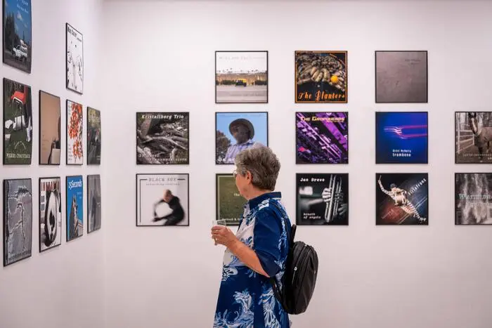 Ausstellungsansicht „On Stage“ – es werden auch Plattencover mit Werken von Michael Sticher gezeigt