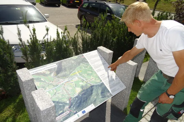 Auf Schautafeln werden die Ortschaften Ötting, Pirkach, Flasch- und Zwickenberg samt attraktiven Wanderwegen vorgestellt.