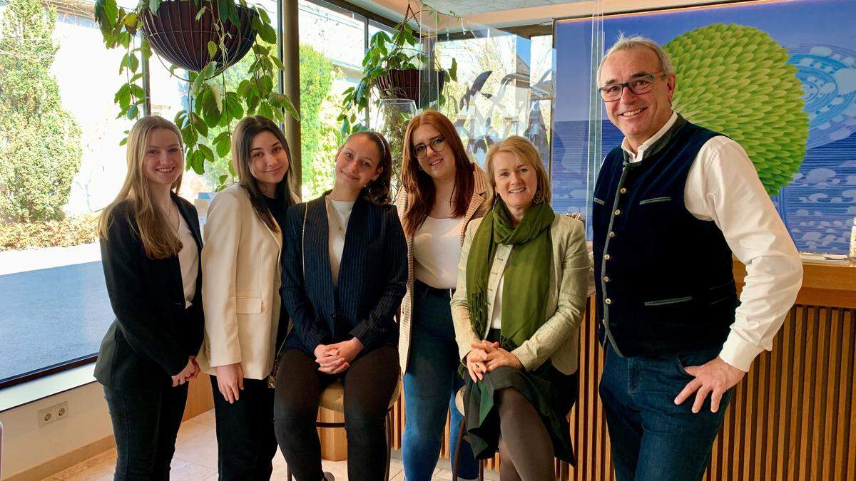 Die HLW-Schülerinnen Katharina Wallner, Lena Stoisser, Paula Salmhofer, Lena Albrecher mit Astrid und Peter Ochensberger