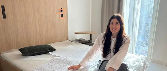 Laura Wannemacher, Geschäftsführerin von SoFresh Touristik bei Ringana und Projektverantwortliche, zeigt das erste Musterzimmer des Hotels her