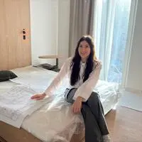 Laura Wannemacher, Geschäftsführerin von SoFresh Touristik bei Ringana und Projektverantwortliche, zeigt das erste Musterzimmer des Hotels her