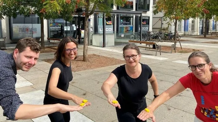 Spaß mit  "1, 2, 3, Turtle Wushu!" am Karmeliterplatz: Theaterpädagoge Timo Staaks, Ludovico-Geschäftsführerin Sarah Ulrych, Ursula Hauszer vom Friedensbüro unf Kathrin Pallauf von Ludovico