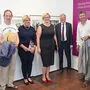 Vizebürgermeisterin Heidi Penker (Gmünd), Kabarettist Christian Hölbling, Kuratorinnen Erika und Julia Schuster, Landeshauptmann Peter Kaiser, Bürgermeister Gerhard Pirih (Spittal), Bürgermeister Josef Jury (Gmünd)