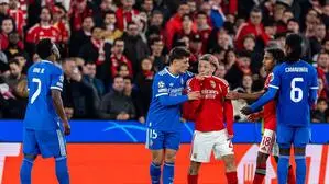 Gianluca Prestianni (in rot) soll Vinicius Junior (links) rassistisch beleidigt haben