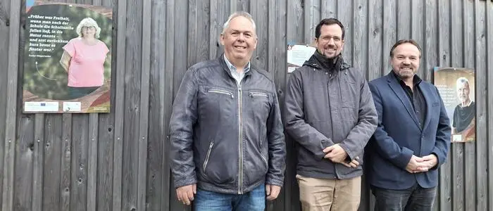 Naturpark-Geschäftsführer Oliver Gulas-Wöhri flankiert von Altenmarkts Vizebürgermeister und Bürgermeister, Wolfgang Jauk und Hannes Andrä