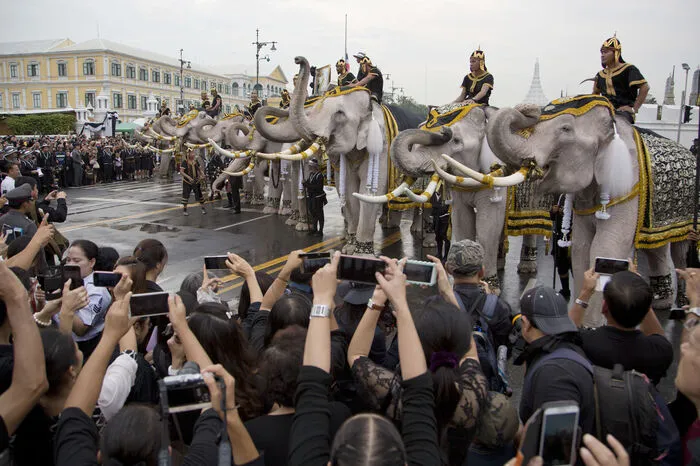 Vor dem Palast stehen Zehntausende stundenlang Schlange, viele mit rot geweinten Augen, um ihm die letzte Ehre zu erweisen. Die Trauer um den Monarchen hat das Land fest im Griff.