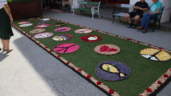In Deutschlandsberg reihte sich ein liebevoll gelegter Blumenteppich an den nächsten.