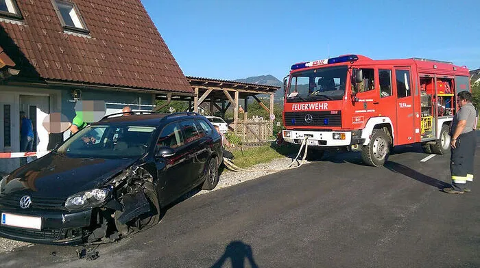 Das erste Unfallauto wies starke Schäden rund um das rechte Vorderrad auf