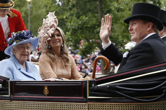 Dafür begleiteten der niederländische König Willem-Alexander (52) und seine Frau Maxima (48) die Monarchin und fuhren mit ihr auch gemeinsam in einer Kutsche.