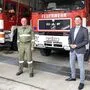 Kommandant Johannes Trojer und Feuerwehr-Referent Lukas Gradnitzer vor den altgedienten Fahrzeugen, die noch zwei Jahre länger im Einsatz bleiben