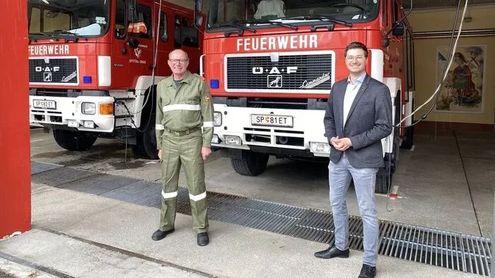 Kommandant Johannes Trojer und Feuerwehr-Referent Lukas Gradnitzer vor den altgedienten Fahrzeugen, die noch zwei Jahre länger im Einsatz bleiben