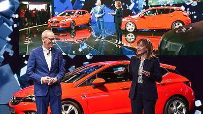 Opel-CEO Karl-Thomas Neumann und General-Motors-CEO Mary Barra bei der Enthüllung des neuen Astra