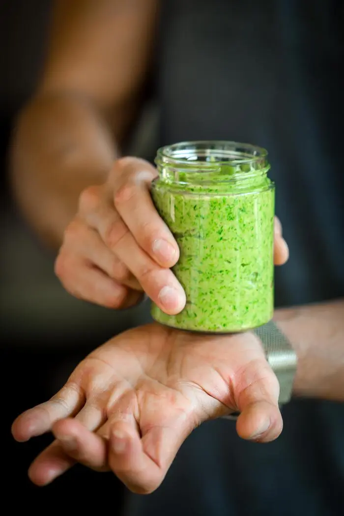 Das Pesto in deine Rex-Gläser füllen, mit einem Schuss Olivenöl bedecken und verschließen.