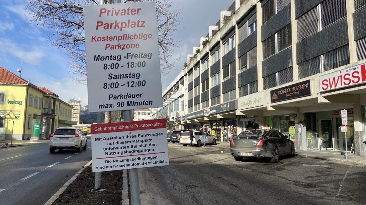 Der Privatparkplatz vor dem Haus Tiroler Straße 18 ist gebührenpflichtig