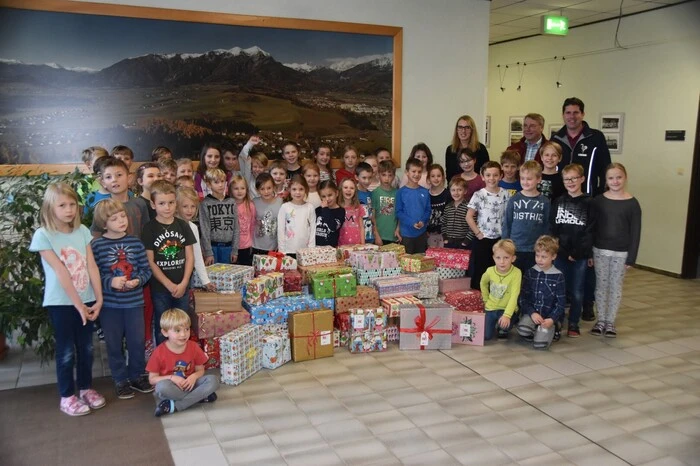 Diese Spüielsachen und Kleidungsstücke werden gesammelt und als Weihnachtspackerln an hilfsbedürftige Kinder in Rumänien übergeben. Die Mitglieder von Round Table und Club 41 Leoben waren nun wieder unterwegs und haben in den Schulen der Region mehr als 1000 Packerln abgeholt.