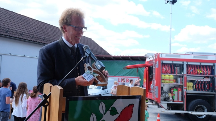 Bürgermeister Werner Höfler lud zahlreiche Bürgerinnen und Bürger sowie Ehrengäste zur Eröffnung der neuen Trinkwasseraufbereitungsanlage und des Bauhof-Zubaus in Hofstätten an der Raab ein.