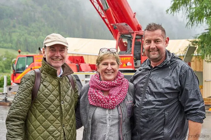 Monika Fian ließ das Haus von Holzbaumeister Markus Ertl (links) errichten, die Pläne stammen aus der Hand von Architekt Günter Domenig.