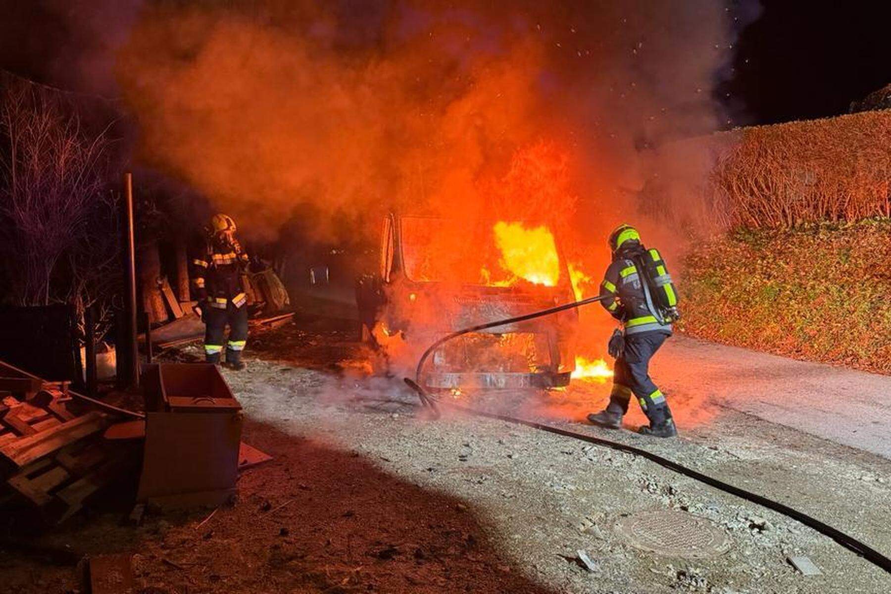 In Leibnitz | Abgestellter Firmenwagen geriet in Brand