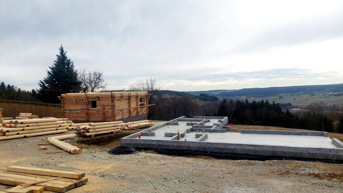 Aktuell wird am Anwesen an einer Holzblockhütte gebaut