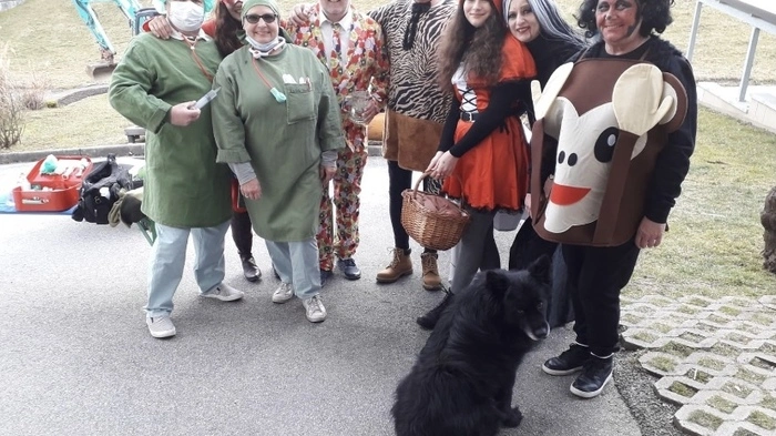 Ulrike Linhard und ihre Nachbarn feiern jedes Jahr gemeinsam eine Party. Heuer müssen sie zwar darauf verzichten, in Erinnerungen darf aber trotzdem geschwellt werden.