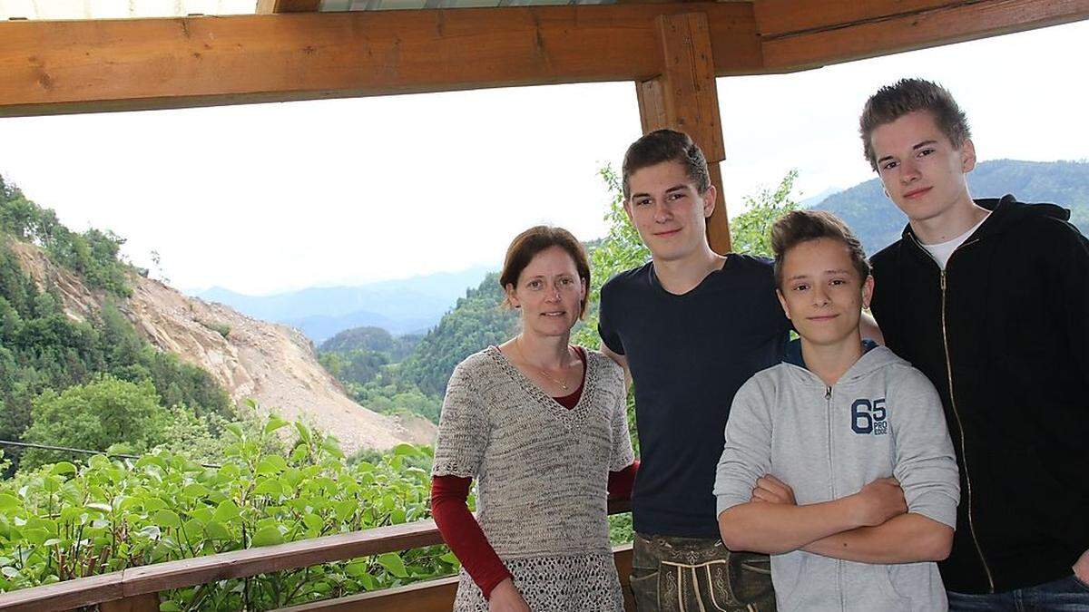 Jutta, Michael, Stefan und Andreas Lassnig (von links) auf der Terrasse ihrer Buschenschenke. Der Ausblick auf die Karawanken wird für sie derzeit täglich größer