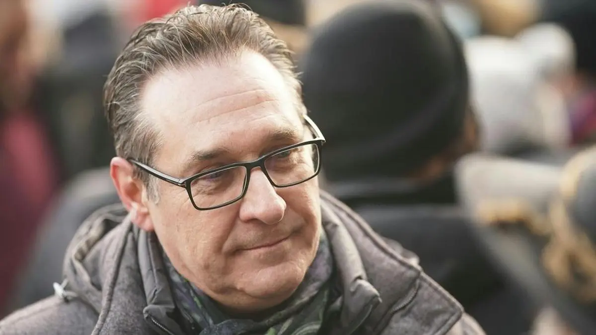 ABD0160_20210116 - WIEN - ÖSTERREICH: Ex-FPÖ-Chef Heinz-Christian Strache im Rahmen Corona Demonstration unter dem Titel "Für ein freies Österreich" am Samstag, 16. Jänner 2020, am Maria-Theresien-Platz in Wien. - FOTO: APA/GEORG HOCHMUTH