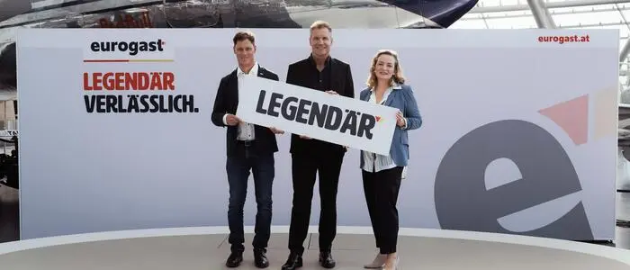 Philipp Zuegg, Armin Assinger und Saskia Valtiner-Zuegg bei der Präsentation der  Imagekampagne „Legendär verlässlich“ im Red Bull Hangar-7 in Salzburg