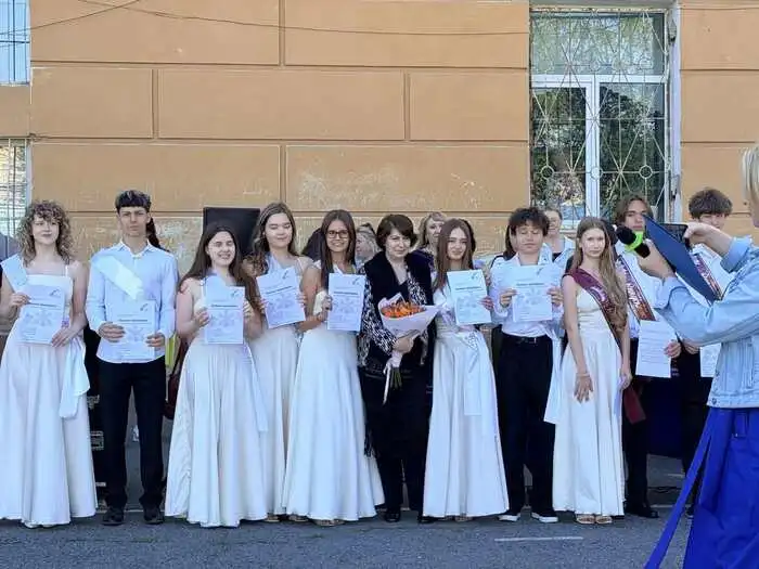 Karina Beigelzimer und ihre Schülerinnen und Schüler mit ihren Diplomen