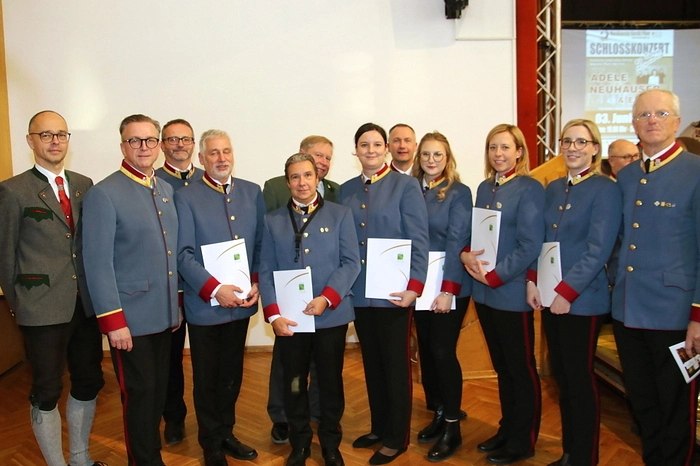 Im Zuge des Neujahrskonzertes wurden Eduard Lukas, Peter Gulass, Peter Tax, Kathrin Wabitsch, Sabine Kressl, Lisa Tinnacher, Beate Krahser und Peter Russmann für langjährige Mitgliedschaft geehrt.