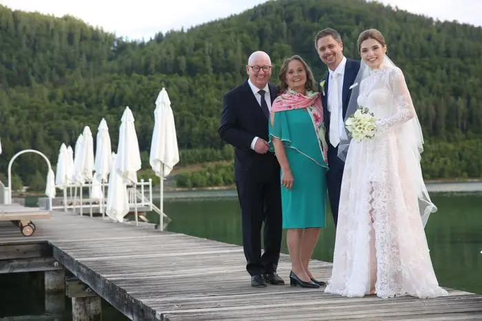 Stefan und Ernelinde Karner feierten mit Alexander Karner und Braut Diana (von links) gemeinsam „goldene“ und „grüne“ Hochzeit