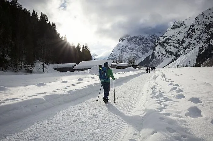 Achensee. Vieles über den winterlichen Lebensraum von Hirsch, Reh, Hase und Co. erfährt man bei den sportlichen Winterwanderungen im Naturpark Karwendel am Achensee. Die Ranger des Naturparks zeigen den Teilnehmern unter anderem, welche Überlebensstrategien die Wildtiere anwenden, um harte Winter gut zu überstehen.