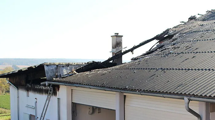 Das Dach einer Lagerhalle wurde von den Flammen schwer beschädigt