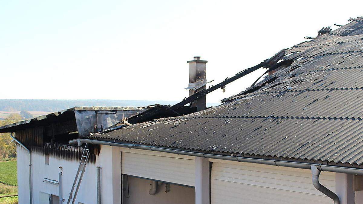 Das Dach einer Lagerhalle wurde von den Flammen schwer beschädigt