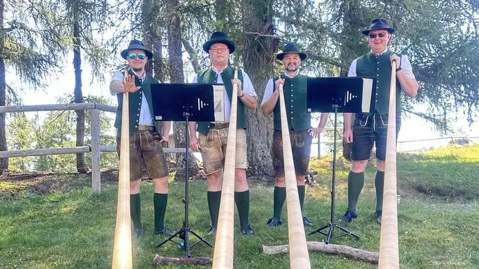 Bei fetzblauem Himmel, strahlendem Sonnenschein und traumhafter Bergkulisse fand am Sonntag das Almfest auf der Aflenzer Bürgeralm statt
