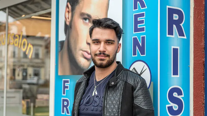 Kemal Yöner hat einen der vielen Barbershops am Griesplatz insgesamt sind es sieben (!) Frisiersalons, zwei weitere kommen in unmittelbarer Umgebung dazu. Auf dem Platz, den die Bus-Buchten freimachen, würde er sich einen kleinen Spielplatz wünschen, "für die Kinder." Auf Parkplätze will er aber auf keinen Fall verzichten: "Ich habe hinten extra einen angemietet, meine Kunden brauchen einen."