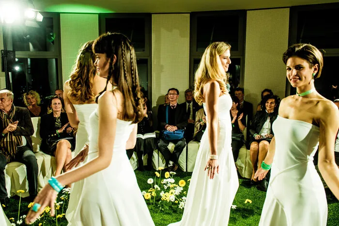 Der Catwalk für Models war ein Rasenteppich mit Wiesenblumen im 11. Stockwerk ...