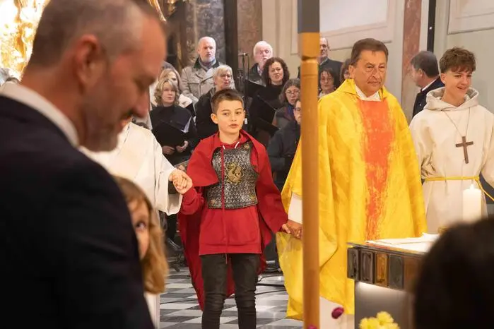 Besonders feierlich wurde die Messe durch die Mitgestaltung von Kindern und Jugendlichen der Ministrantinnen und Ministranten, die mit viel Engagement und Freude ihren Beitrag leisteten. 