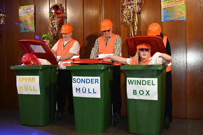 Nach dem Einzug und der Begrüßung startete die erste Showeinlage: „Mülltonnen“ mit Verena Reinsberger, Horst Reinsberger und Reinhard Flattnitzer.
