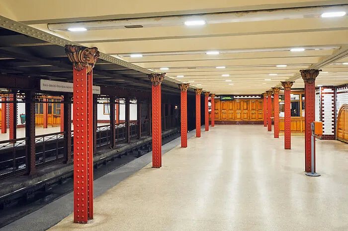 Auf eine unerwartete Zeitreise begibt man sich wenige Meter darunter als Passagier der Metró-Linie 1, der ersten U-Bahn Kontinentaleuropas. Nostalgie pur versprühen die meisten der elf Stationen. Majolika-Fliesen, bestückt mit Stationsschildern aus Keramik der berühmten ungarischen Porzellanmanufaktur Zsolnay, zieren die Wände links und rechts der liebevoll genannten Kisföldalatti, der „Kleinen Unterirdischen“.