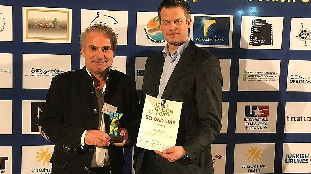 Markus Strutz von der Tourismusregion Klagenfurt am Wörthersee und Geschäftsführer Bernhard Winkler (pixelpoint multimedia) nahmen den Preis entgegen